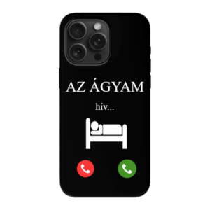 Fekete telefontok humoros dizájnnal és felirattal: 'Az ágyam hív...' – ikonokkal és alvó figura grafikával, vicces ajándék alvásimádóknak.