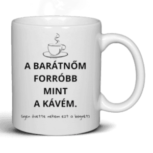 Fehér kerámia bögre humoros felirattal: 'A barátnőm forróbb, mint a kávém. (Igen, ő vette nekem ezt a bögrét)' – vicces ajándék pároknak.
