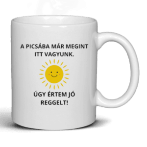 Fehér kerámia bögre humoros felirattal: 'A picsába, már megint itt vagyunk. Úgy értem, jó reggelt!' – mosolygó napocskás grafikával, vicces ajándék reggeli hangulatokhoz.