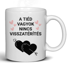 Fehér kerámia bögre humoros felirattal: 'A tiéd vagyok, nincs visszatérítés' – romantikus ajándék pároknak szívecskékkel és fekete szívekkel.