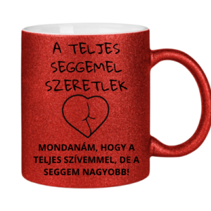 Piros csillogó bögre humoros felirattal: 'A teljes seggemmel szeretlek. Mondanám, hogy a teljes szívemmel, de a seggem nagyobb!' – vicces ajándék pároknak.