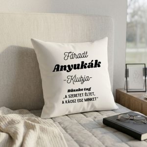 Fáradt Anyukák Klubja feliratos díszpárna, vicces párna anyáknak a nappaliba