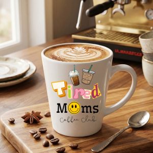 modern vicces ajándék anyáknak Tired Moms Coffee Club feliratos latte bögre kávéházi környezetben